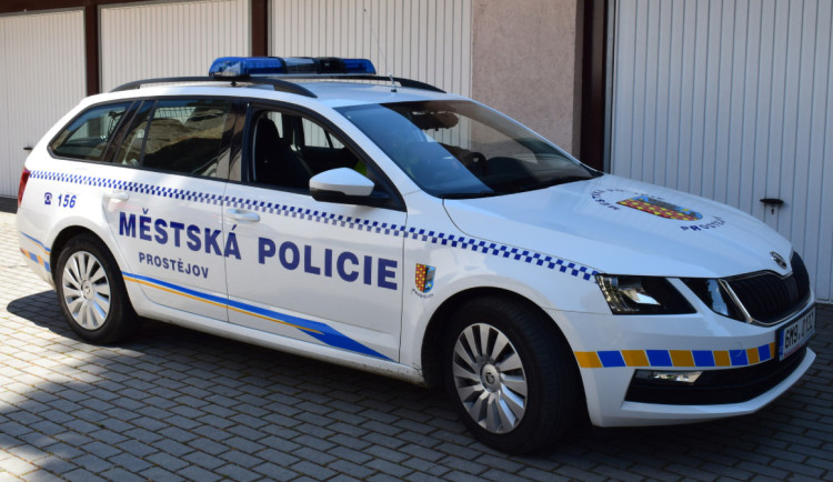 Postrašení kvůli škole i údajné napadení. Žena v Prostějově volala strážníky na vnuka