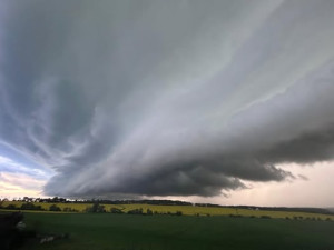 FOTO: První supercela roku 2026. Temná mračna a blesky bičovaly Hradecko