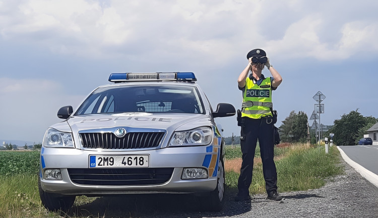 Zátah na silnicích: Stovky pokut, alkohol i policejní doprovod pro nemocné dítě