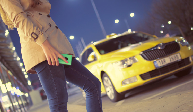 Sanitka není taxi. Opilá žena chtěla odvézt domů, pak skončila na záchytce