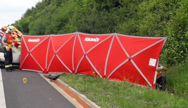 Motorkář zahynul po střetu s osobním autem. Jeho řidič měl pozitivní test na drogy