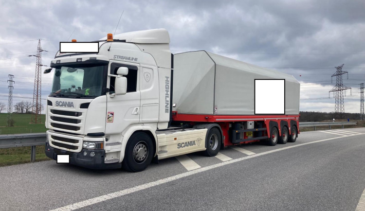 Řidič kamionu jel 1200 kilometrů bez karty v tachografu. Policie ho dopadla na D3