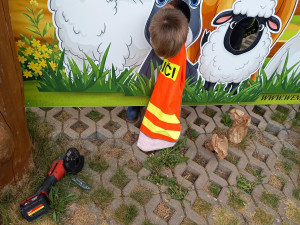 FOTO: Dítě uvízlo hlavou ve fotografické stěně, museli ho vyprostit hasiči