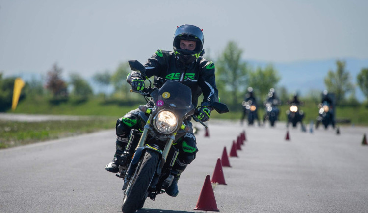 Motorkáři chtějí víc než teorii. Rozhoduje praxe a reálný zážitek  