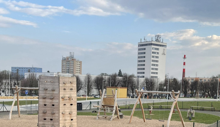 Mezi výškovými budovami, kterým místní s nadsázkou říkají „jíčínské mrakodrapy“, se brzy projdou slacklineři na laně dlouhém 260 metrů.