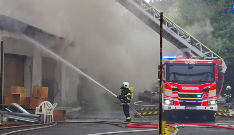 Požár pily na Jablonecku. Hasiči vyhlásili druhý stupeň požárního poplachu