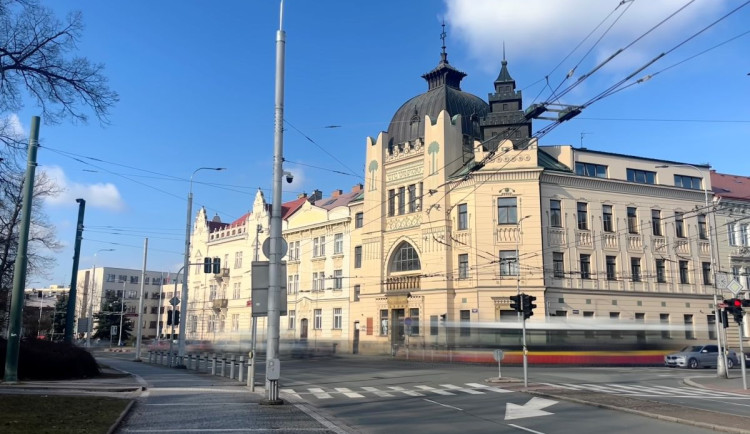 V Pardubicích je zrušily, Hradec si bus pruhy nechá zatím nakreslit