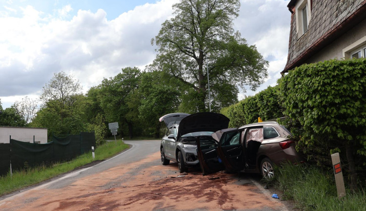 Dopravní nehoda na Karlovarsku. Škoda jde do stovek tisíc korun