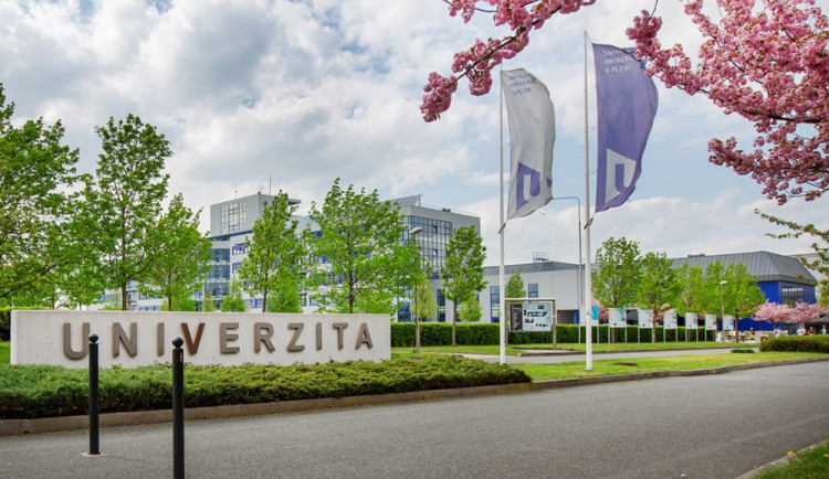 Více než půlka vysokoškoláků z Plzeňského kraje zůstává na studiích v Plzni