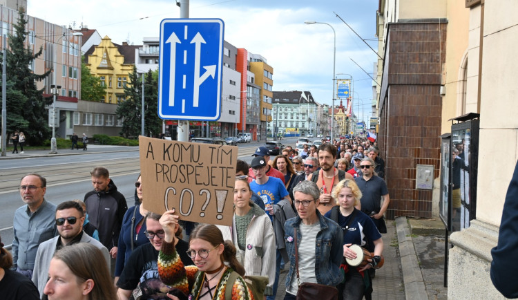 Stovky lidí v Plzni daly vládě najevo jasný vzkaz: Ruce pryč od médií