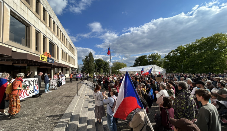 Média nedáme, skandoval průvod v Hradci Králové