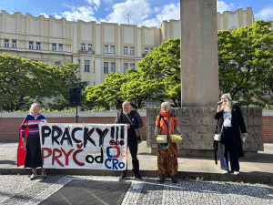 FOTO: Stovky lidí udělaly v Hradci Králové rámus za svobodu médií
