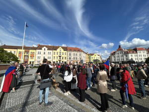 FOTO: Stovky lidí udělaly v Hradci Králové rámus za svobodu médií