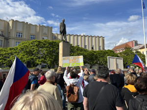 FOTO: Stovky lidí udělaly v Hradci Králové rámus za svobodu médií