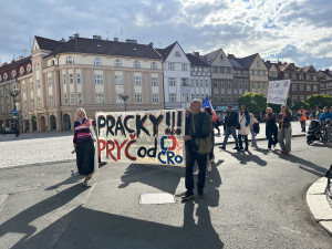 FOTO: Stovky lidí udělaly v Hradci Králové rámus za svobodu médií