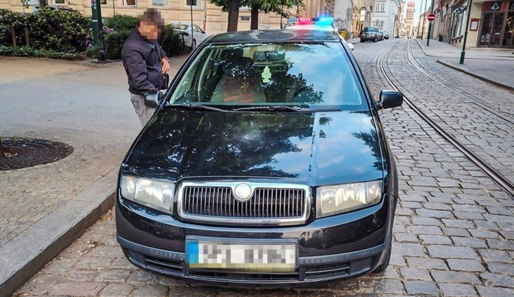 Cizinec tvrdil, že pospíchá prodat auto. U strážníků tvrdě narazil