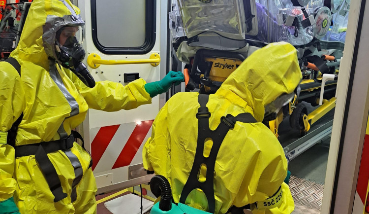 Američan vystavený ebole je v Praze, do nemocnice ho odvezou speciální sanitkou
