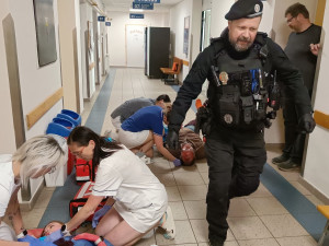 FOTO: Nemocnice ve Dvoře Králové simulovala útok ozbrojence