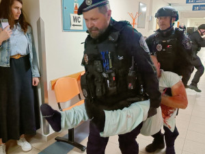 FOTO: Nemocnice ve Dvoře Králové simulovala útok ozbrojence