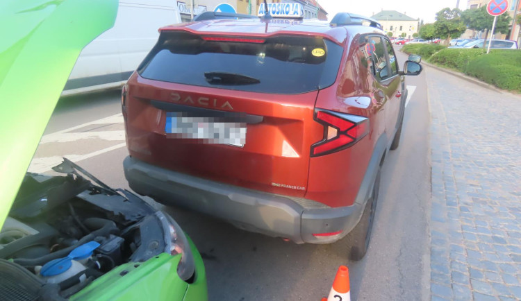 Řidič v Chlumci nedobrzdil a zranil instruktora autoškoly