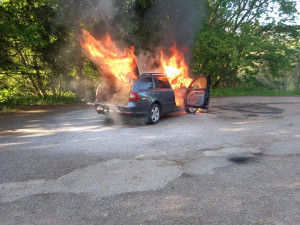 Auto v plamenech, hasiči zasahovali u Chvalče na Trutnovsku