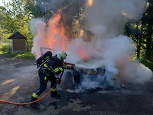 Auto v plamenech, hasiči zasahovali u Chvalče na Trutnovsku