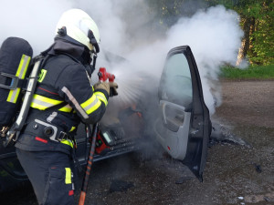 Auto v plamenech, hasiči zasahovali u Chvalče na Trutnovsku