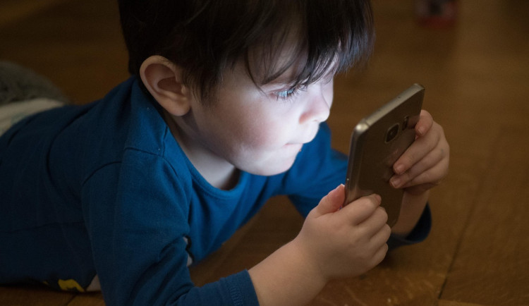 Sociální sítě ničí rodinnou pohodu. 78 % Čechů je pro zákaz mobilů v školách