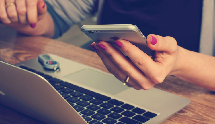 Rituály z internetu měly zajistit hojnost a lásku, žena z Přerovska přišla o milion