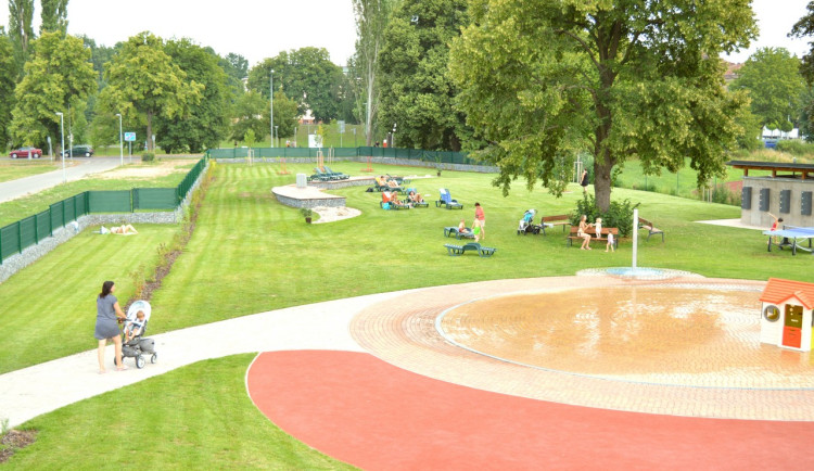 Slunná loučka v Hradci už hlásí otevřeno. Novinkou je velké pískoviště a trampolíny