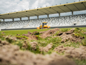 FOTO: Fotbalový Hradec Králové bude mít od nové sezony hybridní trávník