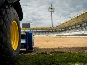 FOTO: Fotbalový Hradec Králové bude mít od nové sezony hybridní trávník