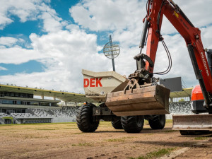 FOTO: Fotbalový Hradec Králové bude mít od nové sezony hybridní trávník