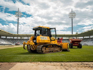 FOTO: Fotbalový Hradec Králové bude mít od nové sezony hybridní trávník