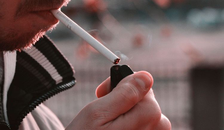 Muž na Rychnovsku dostal po cestě z hospody chuť na cigaretu. Vykradl proto trafiku