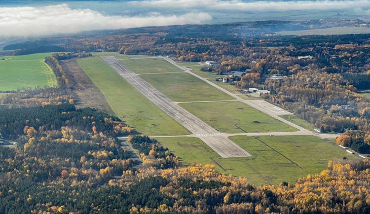 Střelba a dým, armáda se po letech vrátila k výcviku na letišti v Líních