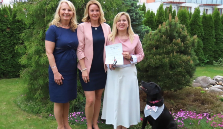 Lékařka z Hradce dostala cenu za dobrovolnictví, pomáhá se svou labradorkou