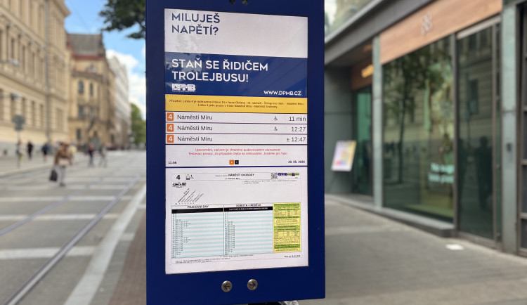 Zpoždění i mimořádnosti. Brněnský dopravce testuje elektronickou vývěsku