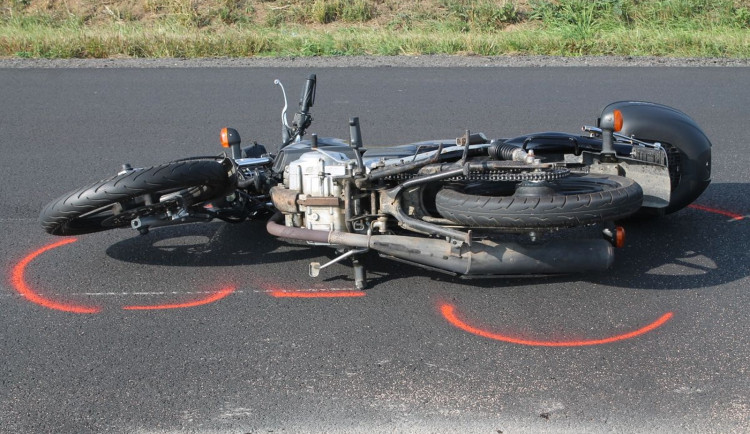 U Úlibic na Jičínsku vyhasl život motorkáře, nepřežil srážku s autem