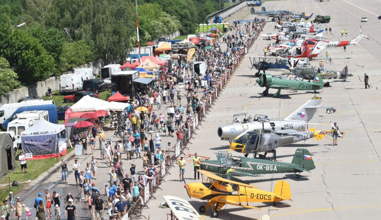 Kyvadlové spoje na Aviatickou vás naberou na hradeckém nádraží i u Aldisu