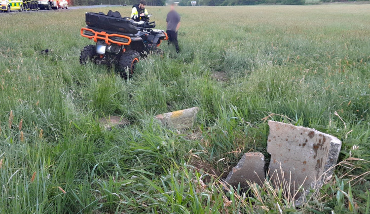 Řidič na čtyřkolce narazil do betonové skruže, náraz ho doslova katapultoval