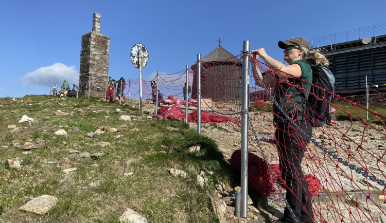 Sněžku opět olemovaly ochranné sítě. Mají chránit přírodu před turisty