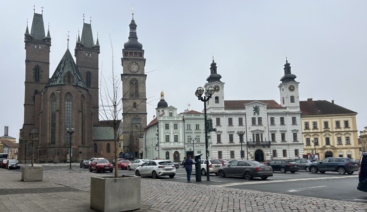 Nechceme na náměstí obří parkoviště. Piráti a Starostové spustili petici