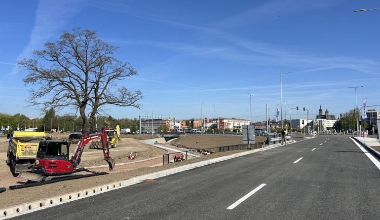 Stavba má výrazně zlepšit pěší i cyklistické propojení směrem k fakultní nemocnici, univerzitnímu kampusu i na Moravské Předměstí.