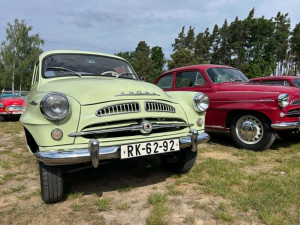 FOTO: U Stříbrného rybníka mají sraz historické škodovky s páteřovým rámem