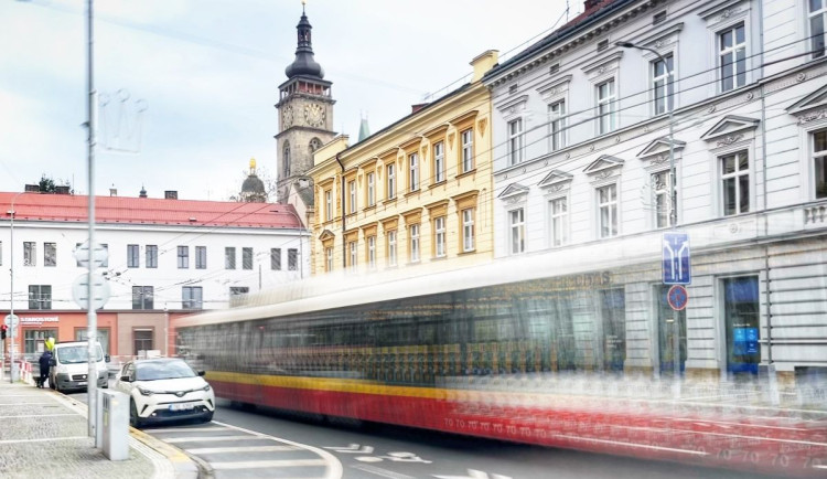 Opravy v létě v hradeckém kraji omezí dopravu na hlavních i vedlejších