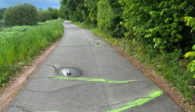 Na cyklostezce z Hradce do Vysoké hrozí úrazy, na pár dní se trasa uzavře