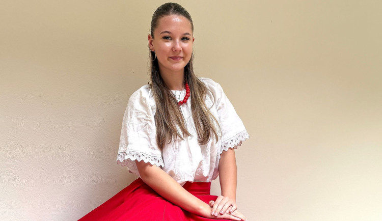 Jičín zaplaví červené sukně, výročí Václava Čtvrtka oslaví netradiční výzvou