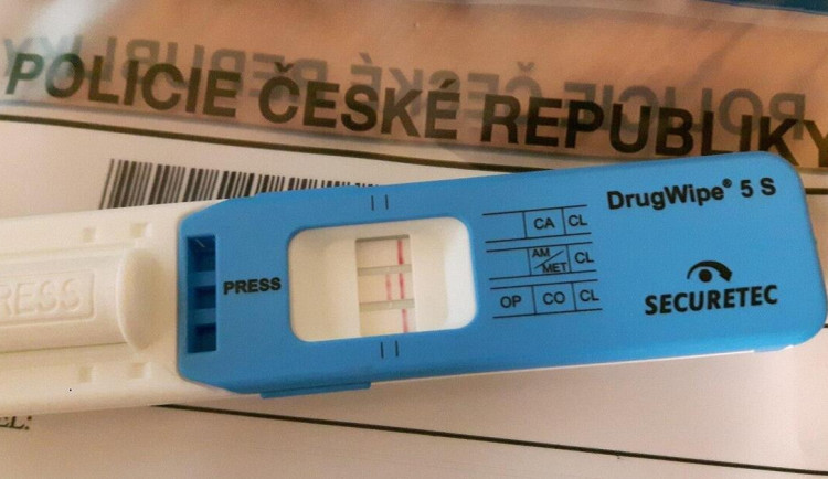 Kokain za volantem, policisté podnikli na Rychnovsku přepadovku na technoparty