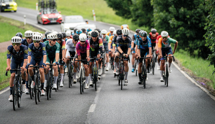 Silnice kolem Deštného budou zítra plné cyklistů, čekejte uzavírky